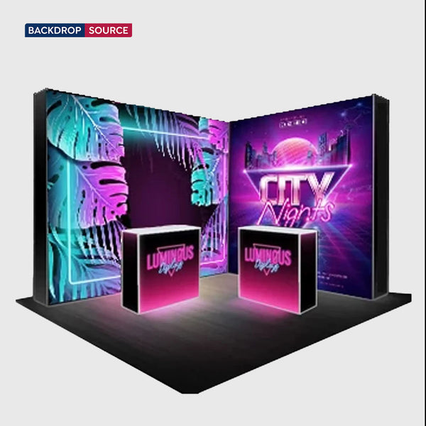 Set di pareti multimediali illuminate a forma di L con banconi per stand da 3 m x 3 m.
