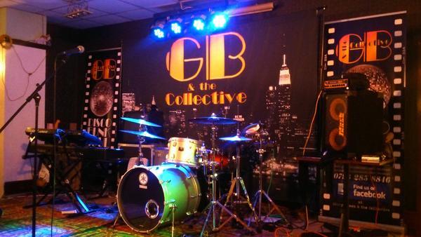 ADJUSTABLE BACKDROP STAND (10' W x 8' H)