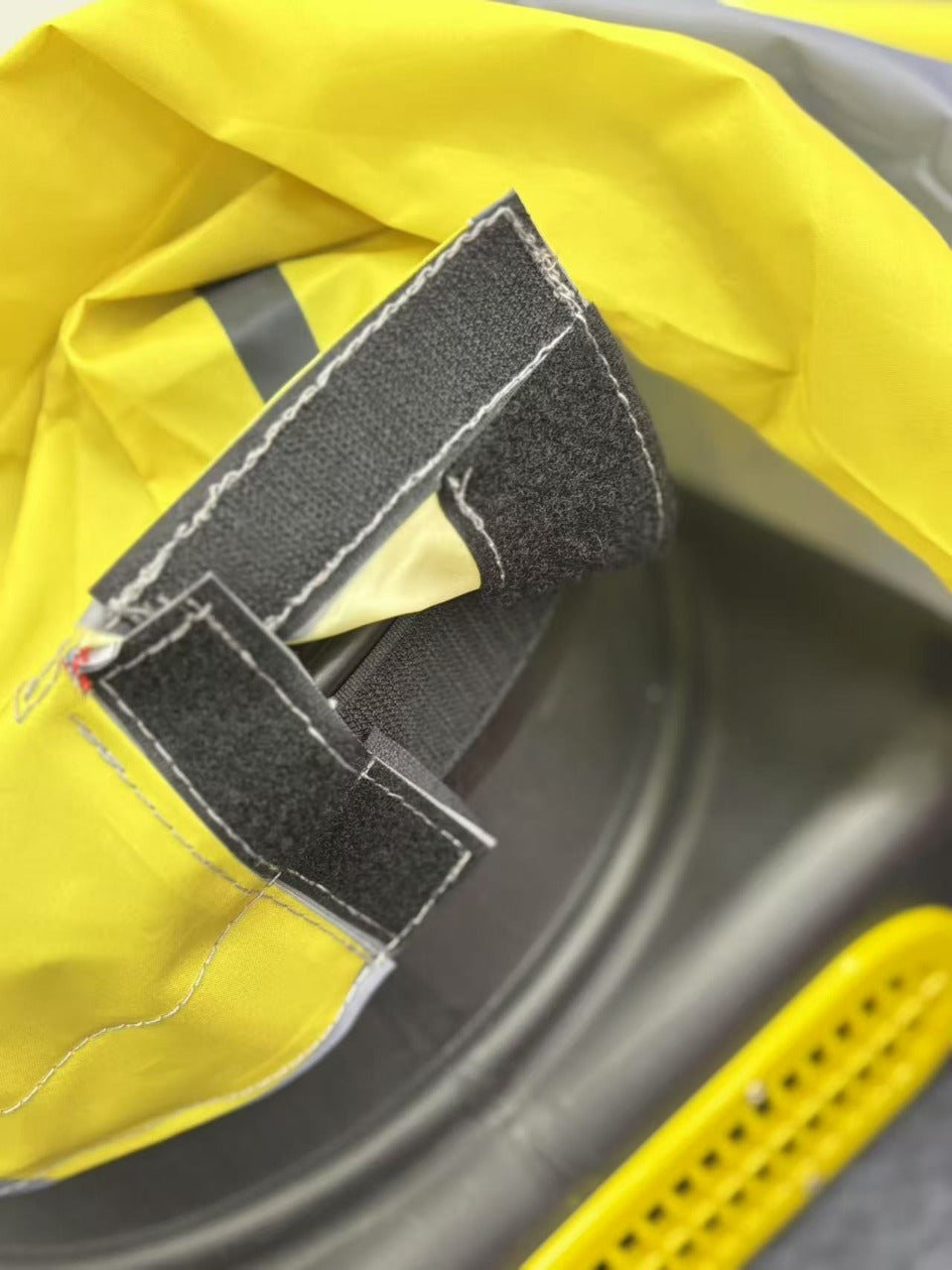 Arco espositivo in tessuto teso di forma quadrata